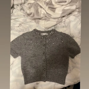 Zara kofta  - Jätte snygg kortärmad kofta med stenar på från zara, köpt förra vintern men använd fåtals gånger. Är slutsåld på Zaras hemsida💕