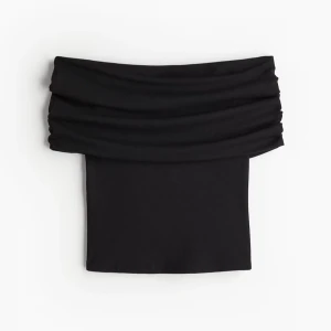 Topp - Säljer super fin off shoulder topp i nyskick💕💕