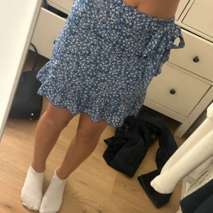 Söt blå kjol - Den är högmidjad eftersom den är för liten för mig 