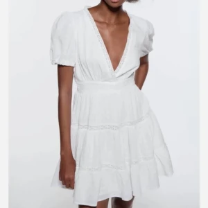 Zara klänning  - Såå fin vit klänning från zara😍 perfekt som vanlig sommarklänning eller som studentklänning!🥂🌟 använd två gånger 