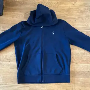 Polo hoodie Storlek M mörkblå inte använd så mycket