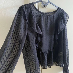 Svart genomskinlig blus med små detaljer  - Jätte fin och elegant tröja. Den är genomskinlig och har små detaljer på sig🖤