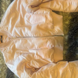 Bomberjacka  - Säljer en superfin ljusrosa bomberjacka från Gina Tricot. Den har en dragkedja framtill och ribbade muddar vid ärmslut och nederkant. Perfekt för vår och höst! 💖Helt ny skick