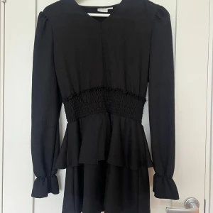 Klänning  - Säljer denna fina klänning från Gina Young i storlek 158/164. Använd fåtal gånger 