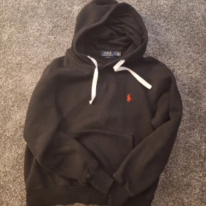 Ralph lauren hoodie - Säljer denna sjukt sköna ralph lauren hoodie, perfekt för höst och vinter. Bra skick. Skriv vid funderingar eller fler bilder