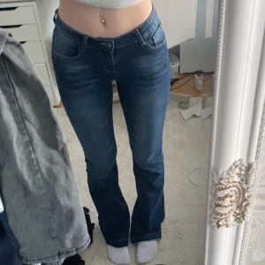 Lågmidjade bootcut jeans - Jättesnygga bootcut jeans i storlek XS💗Jag är 173