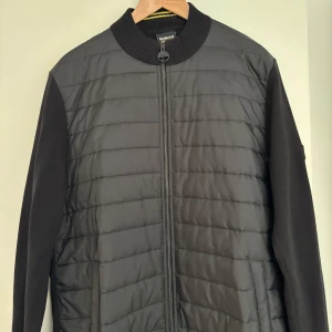 Barbour cardigan L - Barbour cardigan i ny skick. Nästan aldrig använd. Storlek L