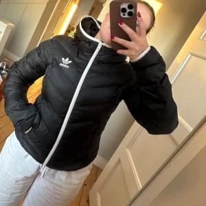 Dunjacka från adidas - Fint skick utan hål och fläckar! 