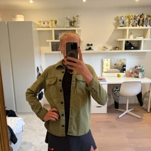 Höst Jacka - Jätte cool jeansjacka perfekt till hösten! Mycket bra skick💕