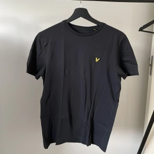 Svart t-shirt från Lyle & Scott - Säljer en snygg svart t-shirt från Lyle & Scott, lite ljusare svart än dem andra svarta jag säljer