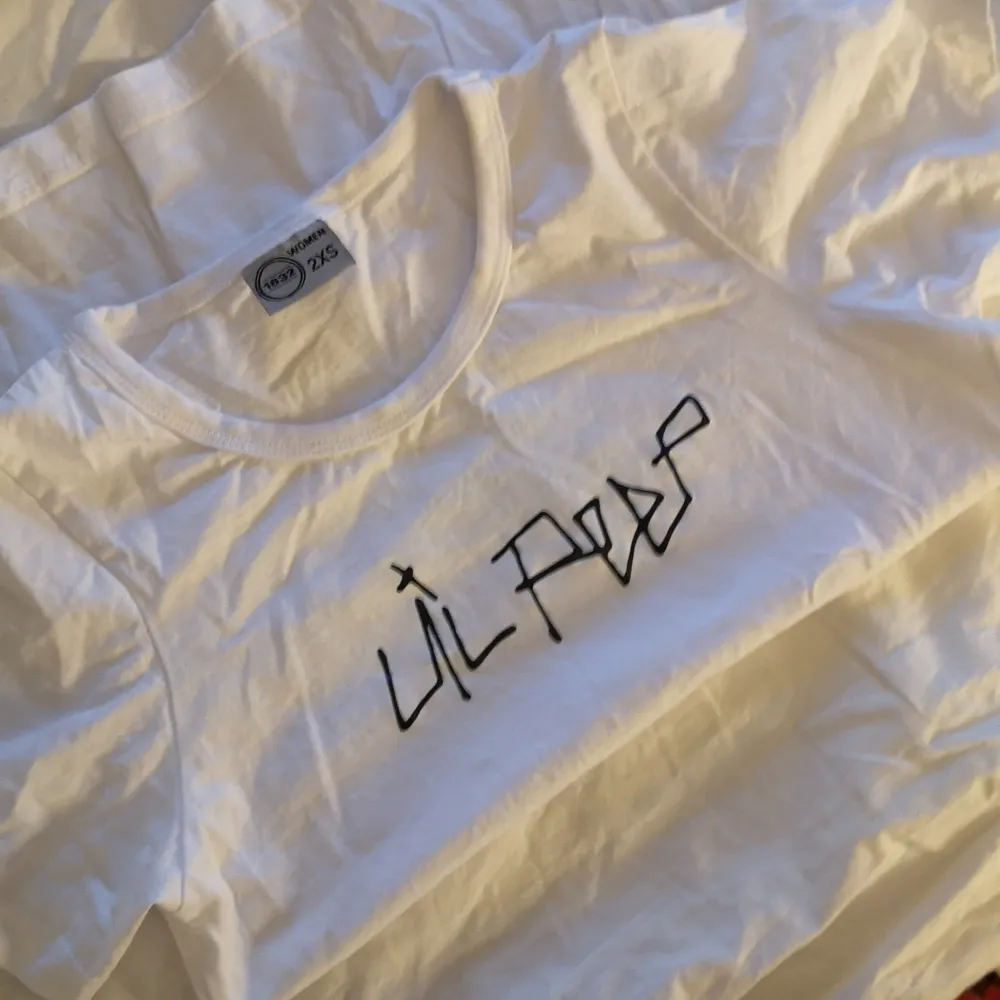 Säljer den här tröjan med Lil Peep tryck på i storlek 2xs. T-shirts.