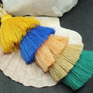 Väsksmycke - Väsksmycke i form av färgglad tofs med en längd på ca 18.5 cm.