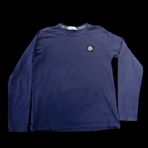 Stone island tröjja - Skön stone island tröjja i bra skick, inga defekter. Passar S och M, möjligtvis L (flexibelt matrial)