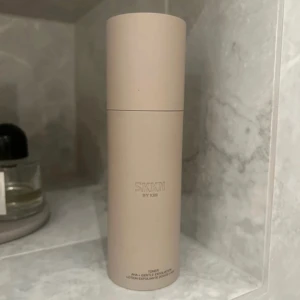 Toner SKKN - Jättebra toner från Kim Kardashians märke SKKN. Älskar denna toner, den jämnar ut huden, exfolierar och ger en bra grund i änglar resterande hudvårdsprodukter. ALDRIG ANVÄND säljer då jag fick i present men har redan en större uppsättning av produkte