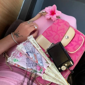 Vintage DKNY väska - Säljer den här fina rosa vintage väskan från DKNY. En av min favorit väska men ska sälja mina gamla och köpa nya. Vi kan diskutera om priset 💕
