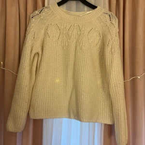 Stickad tröja  - En jättefin stickad tröja ifrån Kappahl. Tröjan är nästan aldrig använd, därav är den i jätte bra skick. På den första bilden ser det ut som att tröjan har gula fläckar på sig men det är egentligen från lampans i bakgrunden. 