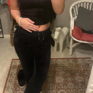 Juicy couture  - Classic Velour Del Ray Pant Night Sky i storlek xs, inte använda så mycket och tar mest plats i garderoben. Orginal pris 1200:- på deras hemsida. Fint skick! Kan frakta de i Sverige men finns annars att hämta i Skellefteå 