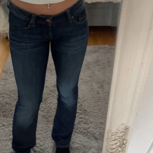 Lågmidjade jeans  - Använd en gång nyskick  Storlek 27/33 passar mig som är 168 och vanligtvis har S