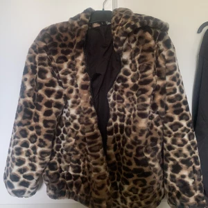 Fuskpälsjacka - Fuskpälsjacka med leopardmönster. Använd  ett fåtal gånger, den är som ny. 