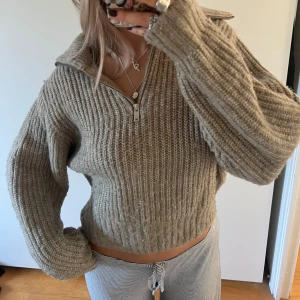 Stickad zip up - Mysig half zip up som man kan dra upp väldigt högt, storlek XS🤎🧸 beige/brun