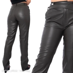 FAUX leather pants från A dsgn  - Supersnygga helt nya läderbyxor från A dsgn, storlek XS aldrig använda. 🥰