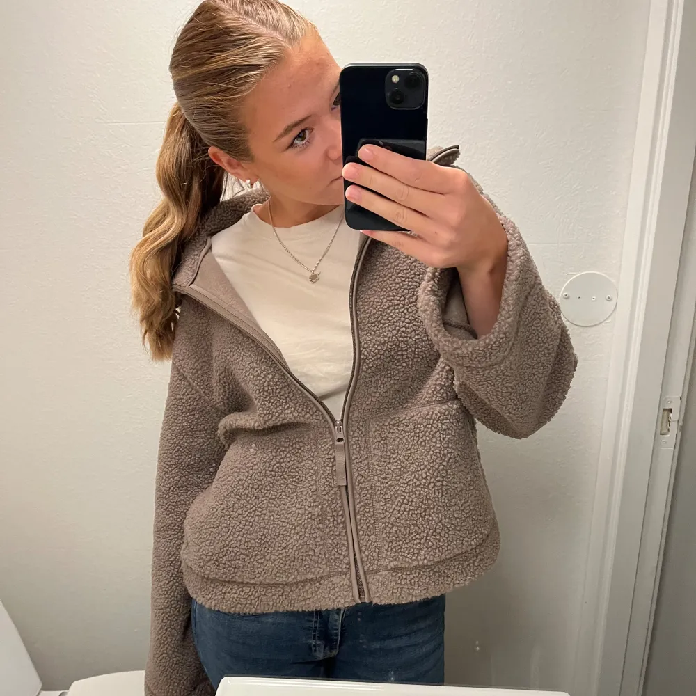 Säljer en supermysig beige teddyjacka med dragkedja. Trendig jacka från h&M, helt ny🤎🤍beige/brunfärg, ny med prislappar! Liten i storleken (M på bilderna)💫. Jackor.