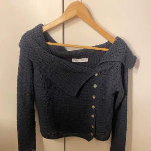 Stickad tröja💖 - Säljer denna tröja från zara aldrig använd!!💖