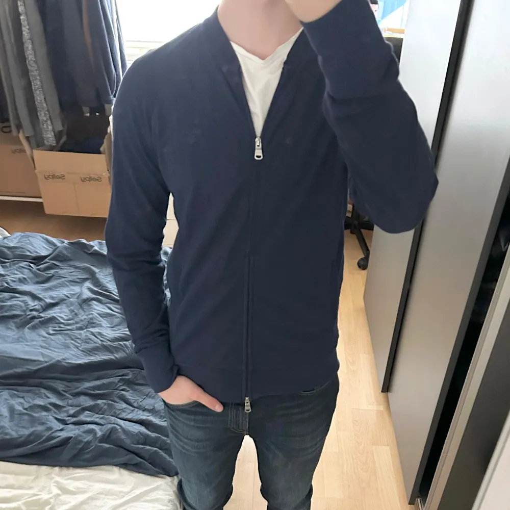 | Riktigt snygg fullzip från gant i bomull! | | Modellen är 187 cm, 83 kg | | Nyskick, knappt använd. Ser verkligen ny ut! |  | Nypris ligger på 1600kr | | Vid intresse är det bara att höra av sig 🤝🙌🏻| . Hoodies.