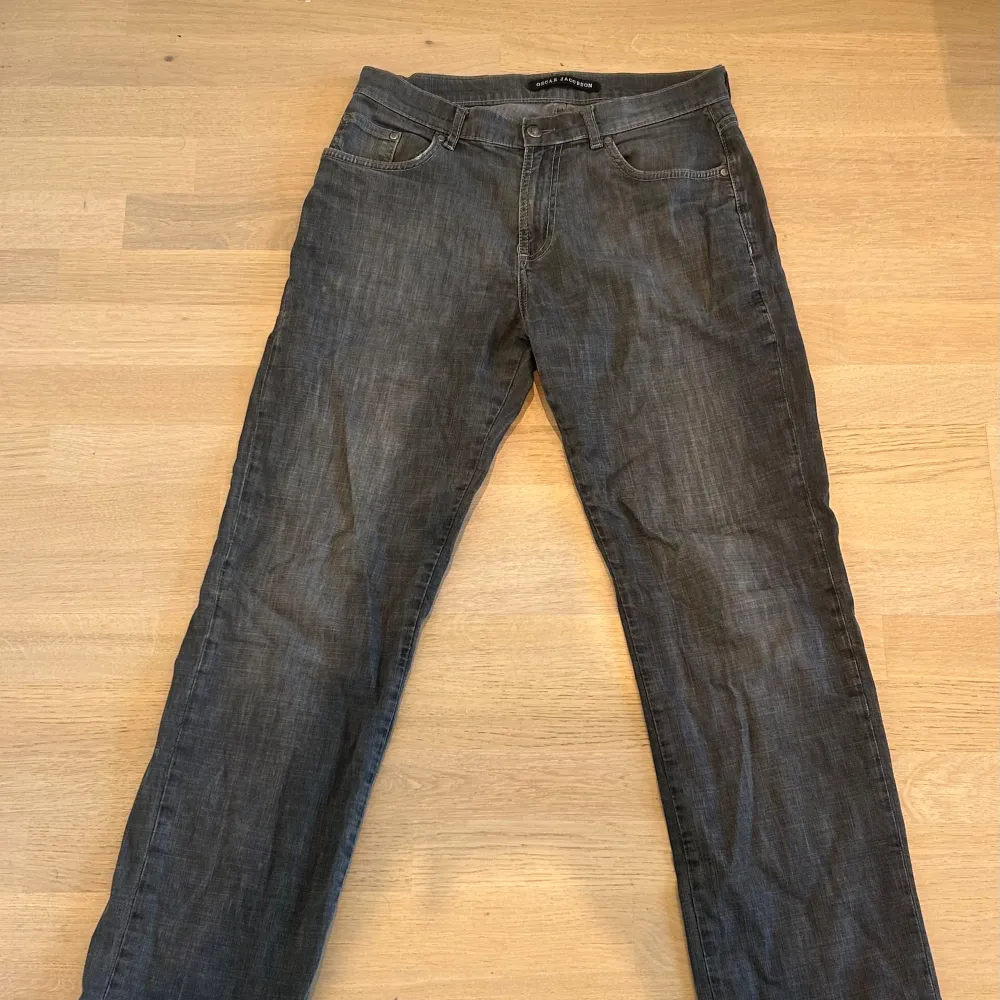 Oscar Jacobson jeans i storleken 32-32. Inga defekter. Bara att skriva vid frågor eller funderingar . Jeans & Byxor.