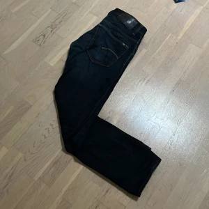 G star jeans - Bra skick snygg färg till hösten storlek W31 L32. Skriv för mer info