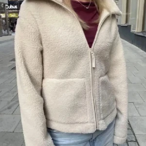 Teddy jacka hm  - Jätte populär hit Teddy jacka från hm! 