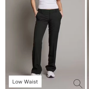 Bikbok Vera kostymbyxor  - Kostymbyxor från bikbok i modellen Vera med slits. Storlek 38💕