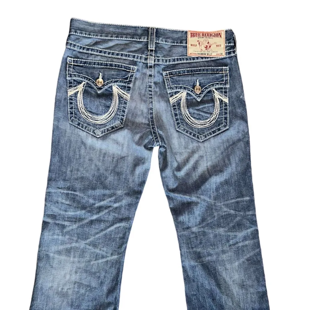 (🤑Skicka prisförslag🤑) galet eftertraktade asfeta trueys som är fett baggy men också bootcut, white stitch galna bakfickor😫🔥🔥🔥. Jeans & Byxor.