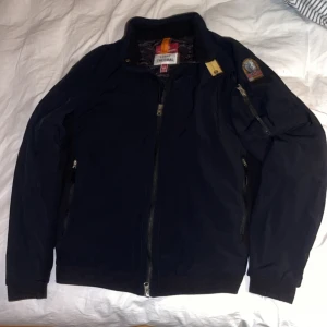 Parajumper windbraker - Tjo, säljer nu den här tvär feta pjs windbrakern. 10/10 cond, köpt för nån månad sedan säljer pga att jag inte använder den så mycke. Tveka inte på att höra av er vid frågor😁