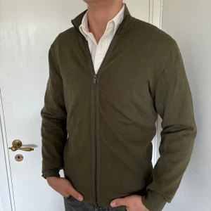 Hampton Republic kofta grön  - Kofta från märket Hampton Republic i storlek S - Bra skick, inga defekter   - Modell på bild är 182/67kg.  - Hör av dig vid eventuella frågor!  Mvh  