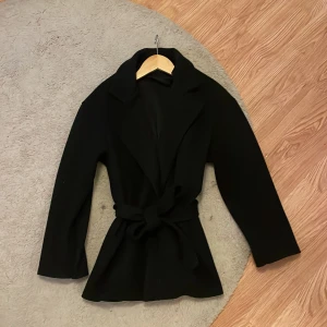 Kappa - Säljer min kappa ifrån Missäy. Säljer pga att jag använt den 1 gång.