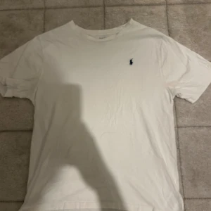 Ralph lauren t-shirt  - Säljer nu denna riktigt feta t-shirten || den är sparsamt använd, cond: 9/10 || ett litet hål längst ner på sidan (efter larmet på tröjan) || köpt i butik, självklart äkta || den är L-XL i barnstorlek vilket är som M-S i vanlig storlek ;)