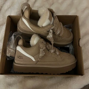 Ugg lowmel  - Helt nya, säljer då jag har ångrat mig men kan inte lämna tillbaka☺️de är den ljusare färgen! Köpt för 3399kr