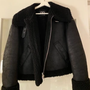 Zara teddy jacket - Säljer min zara jacka då den inte kommer till andvändning. Har använt 2-3 gånger. Nypris 1199kr säljer för 600, pris kan diskuteras.