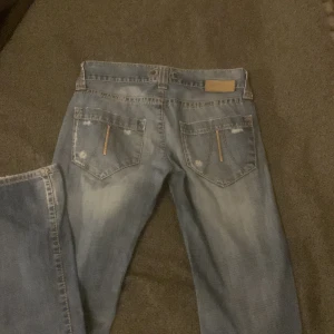 Lowwaist blåa jeans - Lågmidjade blåa jeans med coola fickor, i bra skick, passar mig som e 173cm. Skriv om frågor elr liknande!