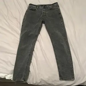 Säljer ett par feta Jack&Jones jeans! Jeansen är i ett mycket bra skick och har inga tecken på slitningar samt defekter. Storlek W29 L32 slim fit. Hör gärna av er om frågor!