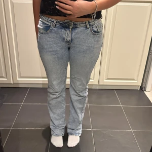 Ljusblåa jeans 🎀 - De är använda men fortfarande i väldigt bra skick bortsätt från att de är lite nertrampade endast på ena benet längst ner (se bild 4), men det är inget jag själv tänker på!💓 Kom med prisförslag😇