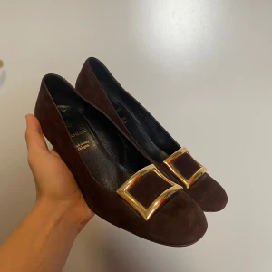 Bruna mocka klackar med guldig detalj - Bruna klackar i tunn mocka med guldig detalj från Bruno Magli