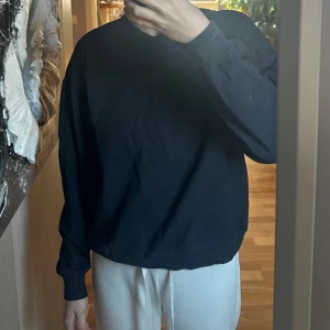 Svart sweatshirt  - En svart sweatshirt från lager 157. Knappt använd. I storlek s 