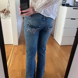 Lågmidjad bootcut  - Kollar intresset på dessa sjukt snygga jeansen med rosa detaljer. Jag är 1,65!😍