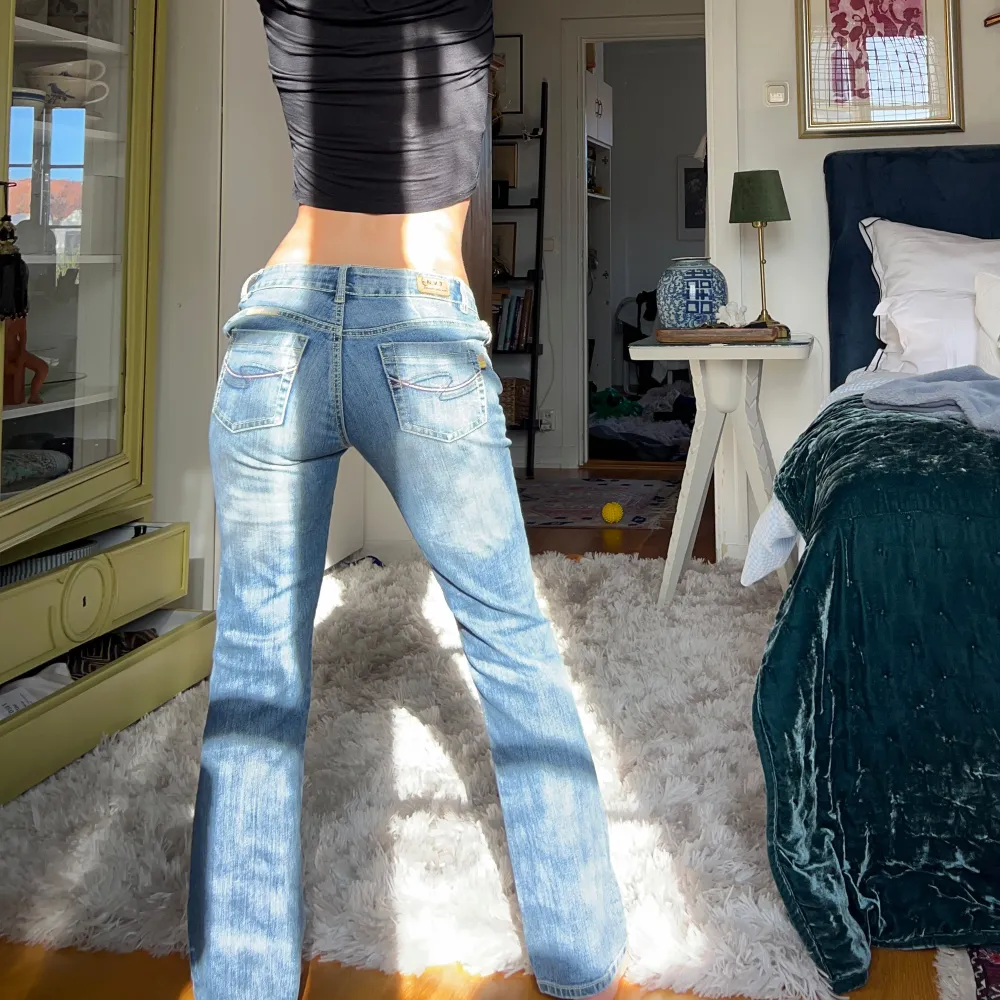 Midjemått: 35cm rakt över, innerbenslängd: 79cm💋. Jeans & Byxor.