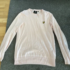 Lyle scott tjocktröja  - Lyle scott tjocktröja i ljus rosa, bra skick och ännu bättre pris💯