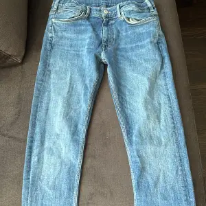 Säljer ett par feta gant slim jeans.  Dem har använts ett fåtal gånger och är i bra skick. skick 9/10.  nypris 899 kr. pris kan förhandlas👍 kontakta för mer info om tex storlek osv.