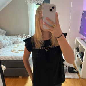 Volang topp - Säljer denna jättefina volangtoppen. Den är ifrån SHEIN men den är bra kvalitet och värd att köpa. Den är i storlek S