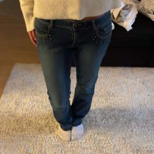 Super snygga low waist jeans som jag säljer för att dom inte kommer till användning. De är i mycket bra skick och är använda fåtal gånger. 